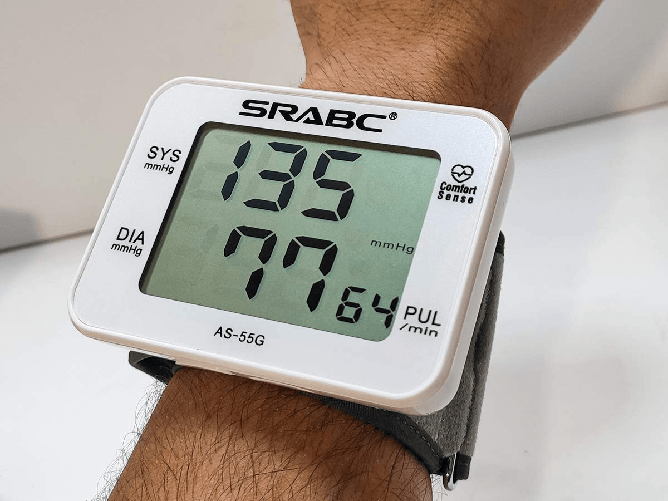 Sfigmomanometro Da Polso Elettronico Misuratore Pressione Sangue Digitale Schermo LCD 60 Memorie Polsino Regolabile